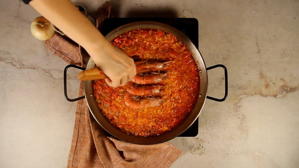 Paella con gambones. Paso 5: Colocar los gambones