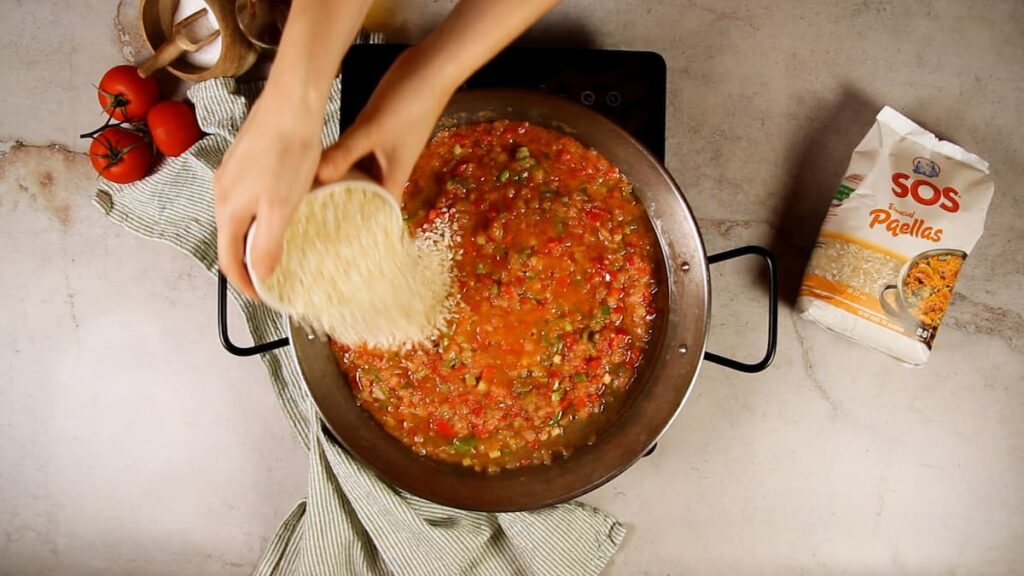 Paella de raya. Paso 3: Agregar el arroz