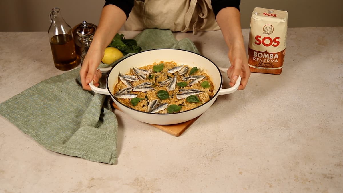 Arroz con boquerones y espinacas: Una combinación perfecta de mar y tierra