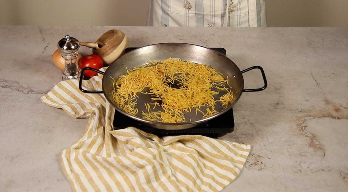 Receta de fideuá con fideos finos: Delicioso plato mediterráneo