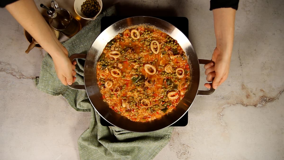 Paella con calamares: Receta tradicional y fácil de preparar