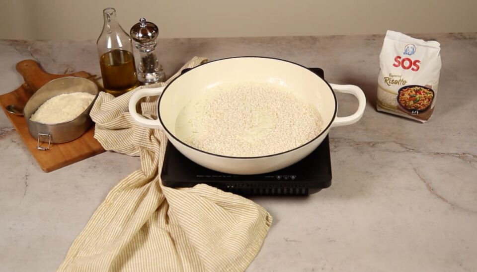 Añadir nata y arroz