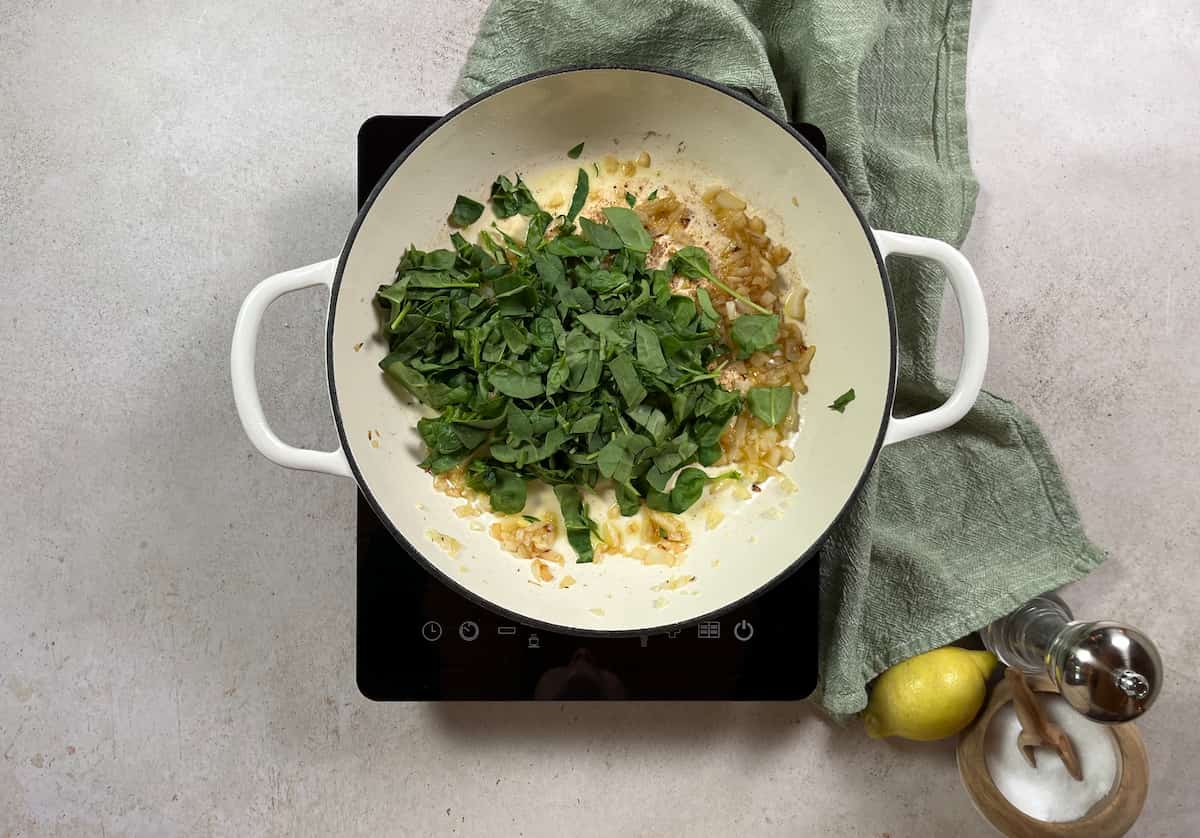 Arroz con boquerones y espinacas: Una combinación perfecta de mar y tierra