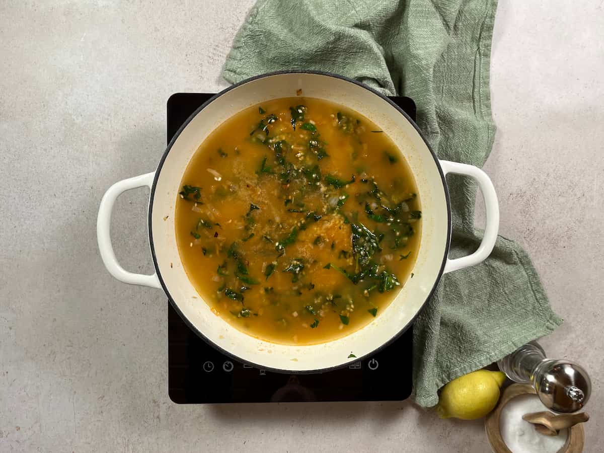 Arroz con boquerones y espinacas: Una combinación perfecta de mar y tierra