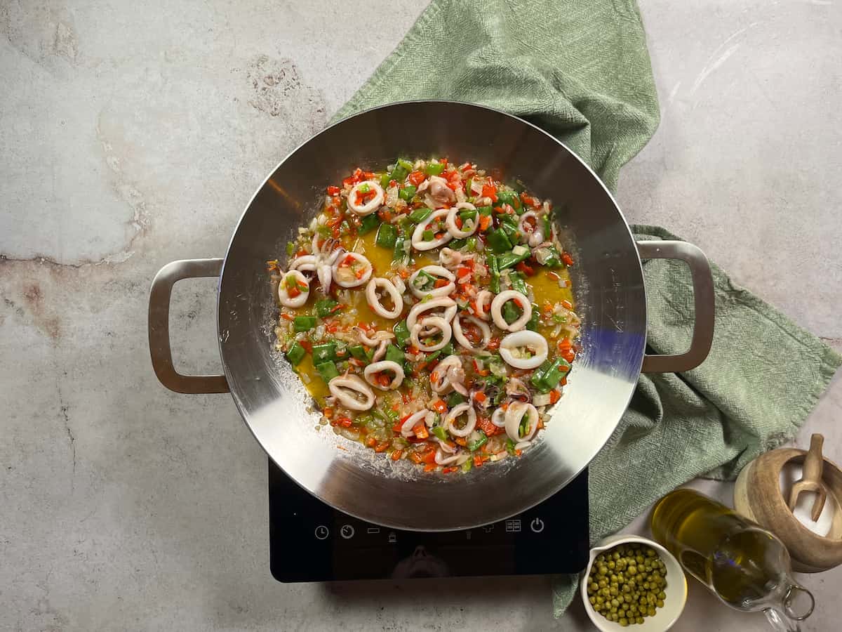 Paella con calamares: Receta tradicional y fácil de preparar