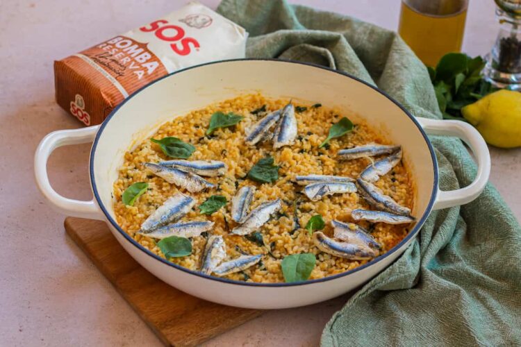 Foto de Arroz con boquerones y espinacas: Una combinación perfecta de mar y tierra