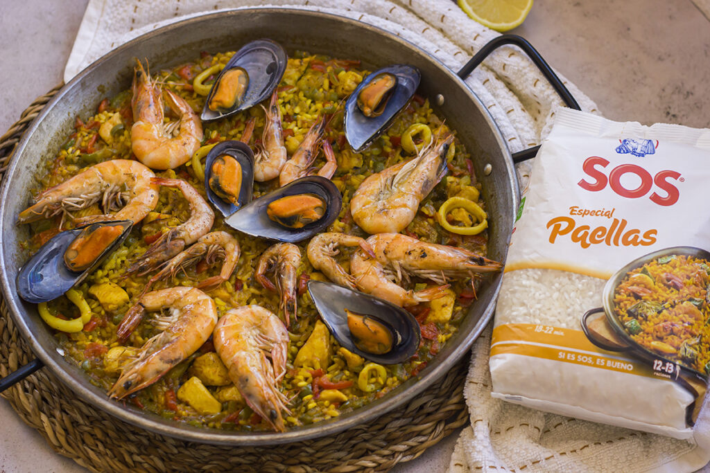 Paella con pollo y marisco en paellera