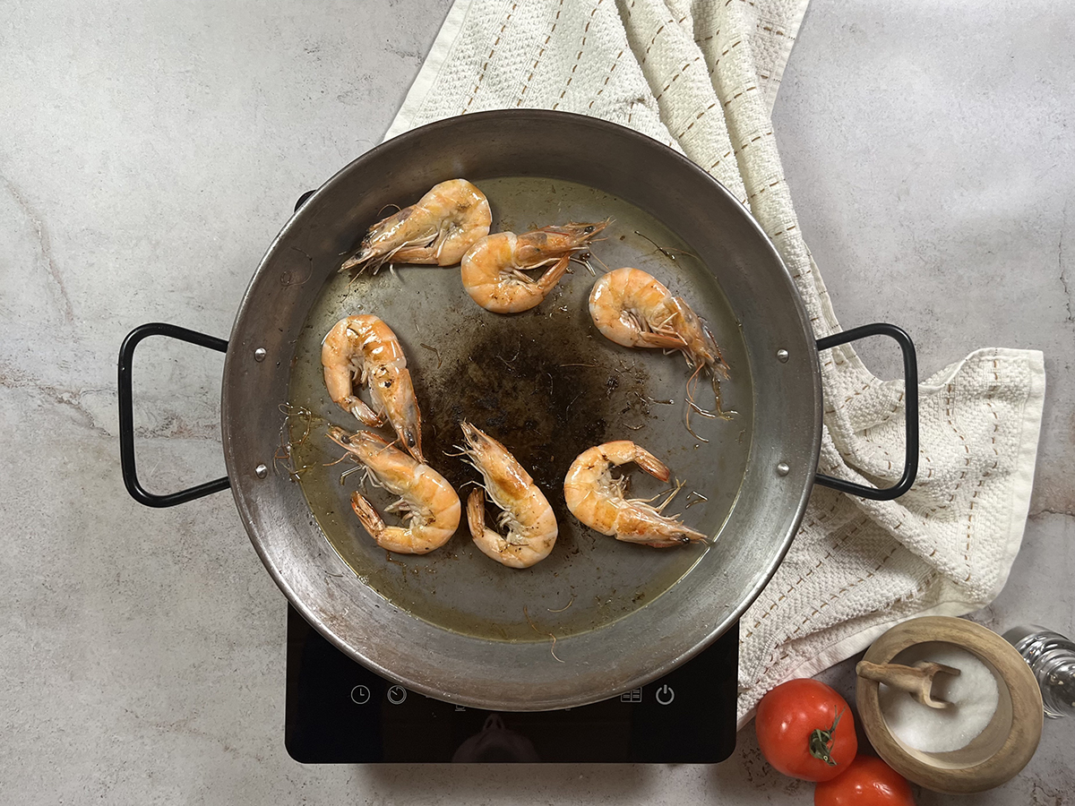 Paella con pollo y marisco: Receta fácil y sabrosa