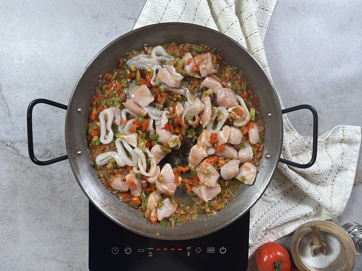 Paella con pollo y marisco: Receta fácil y sabrosa