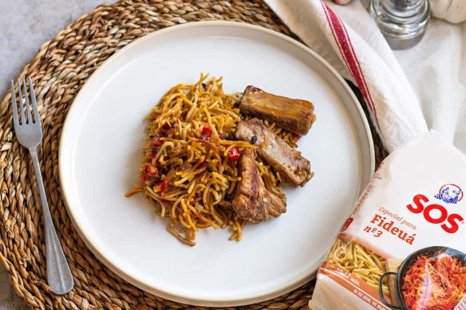 Fideuá con costilla deliciosa al estilo tradicional