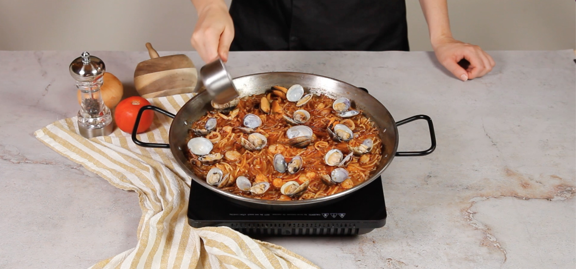 Receta de fideuá con fideos finos: Delicioso plato mediterráneo