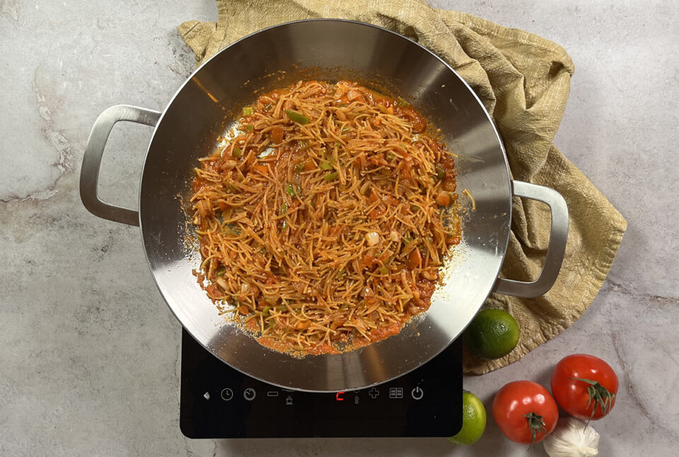 Añadir fideos y caldo