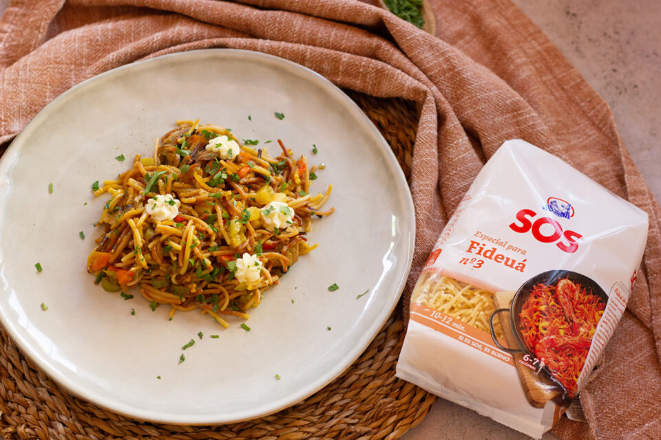 Fideuá de verduras llenita de sabor y salud