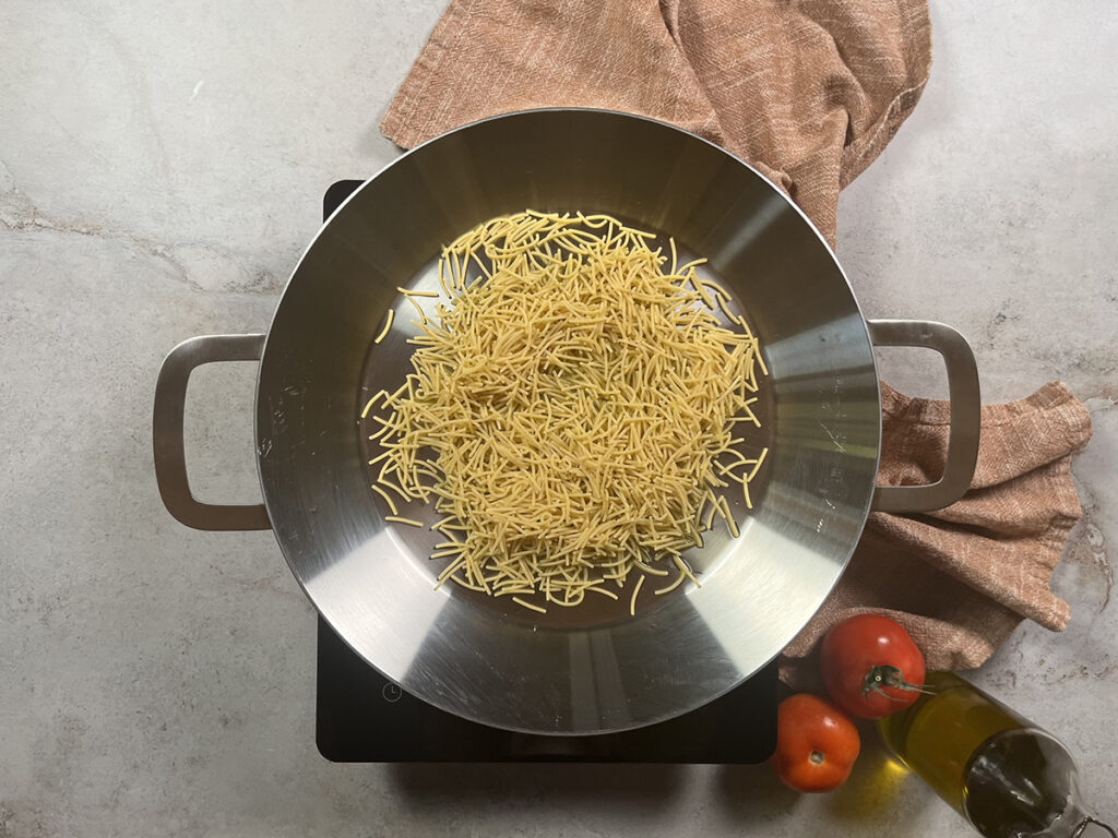 fideua con verduras paso 1 tostar fideos