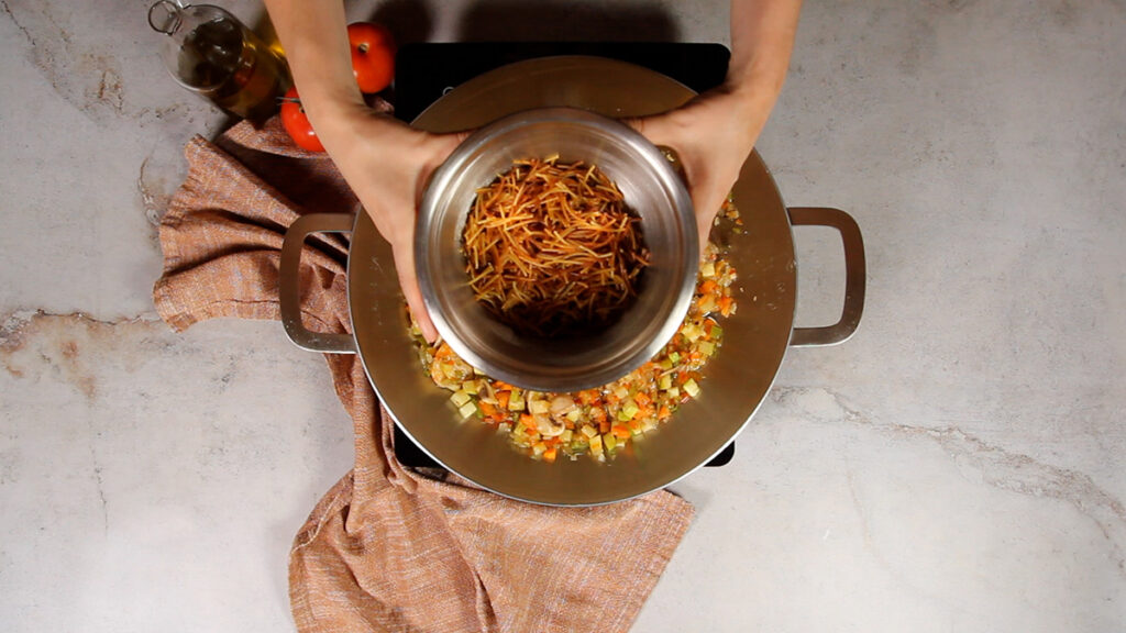 fideua con verduras paso 4 incorporar caldo