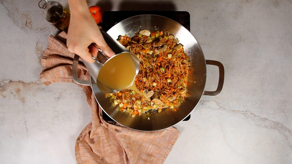 fideua con verduras incorporar el caldo