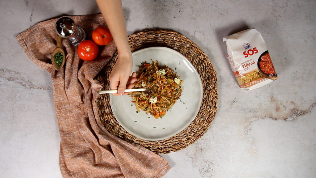 fideua con verduras servir