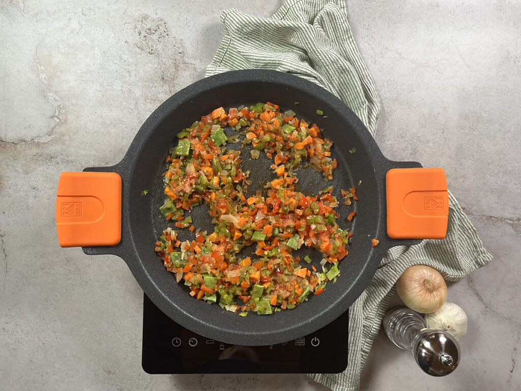 paella con garbanzos paso 1 sofrito