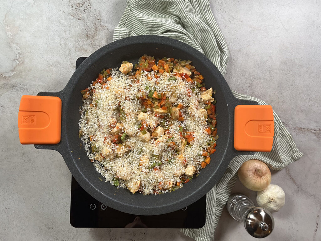 paella con garbanzos paso 2 añadir arroz