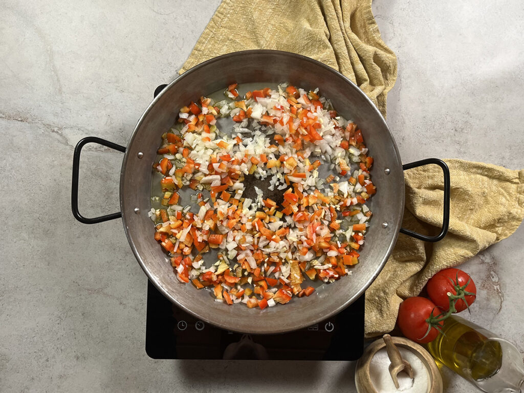 paella con marisco congelado paso 1 sofrito