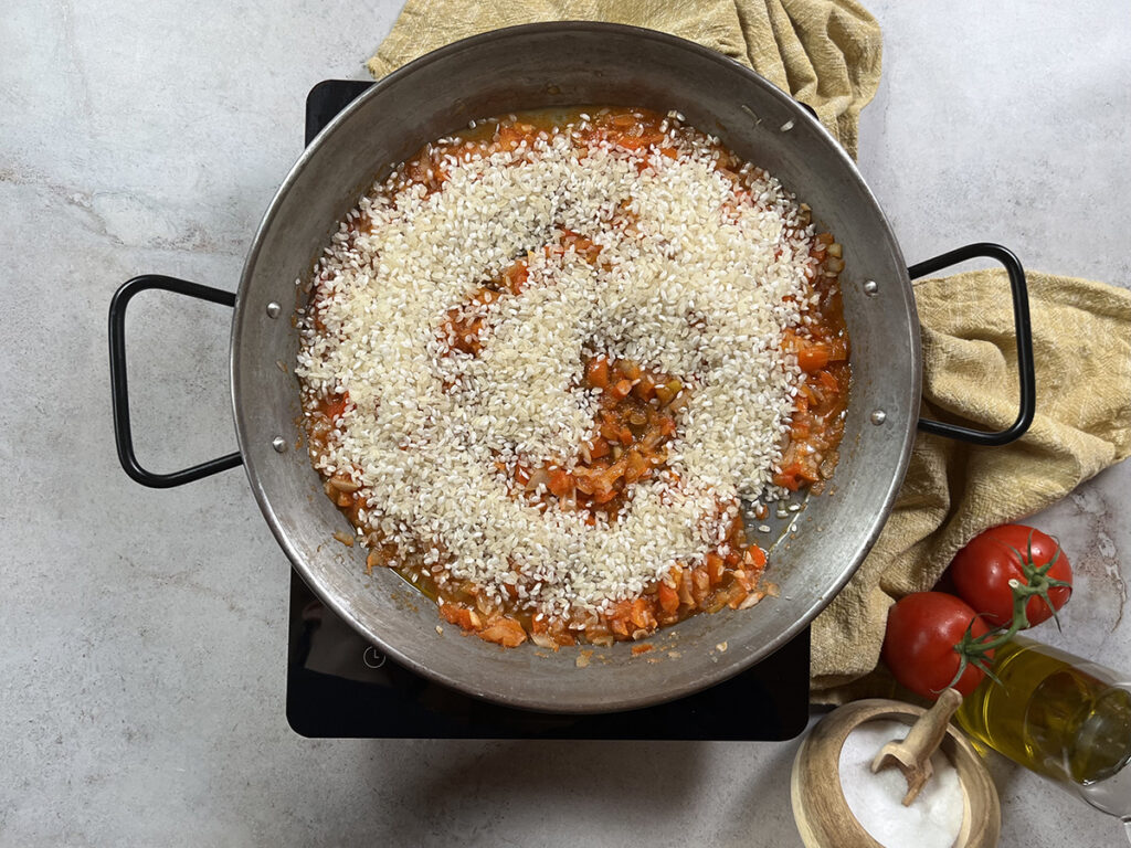 paella con marisco congelado paso 2 arroz