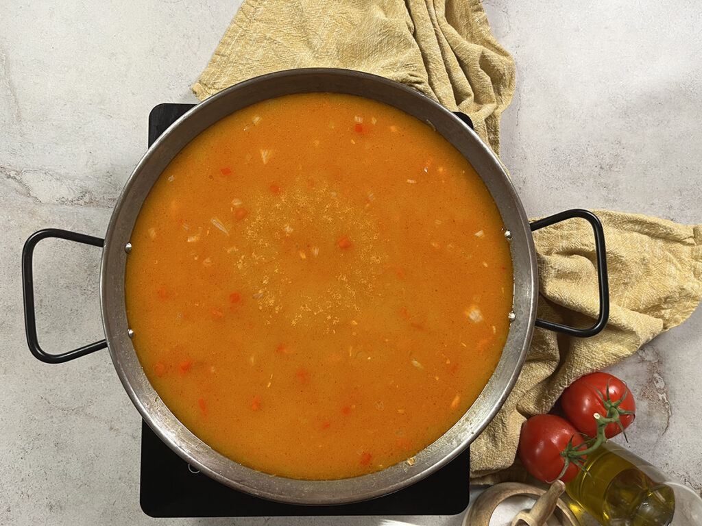 paella con marisco congelado paso 3 agregar el caldo