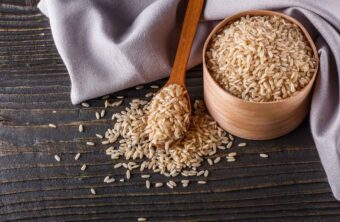 ¿De dónde sale el arroz integral?: descubre su origen y beneficios