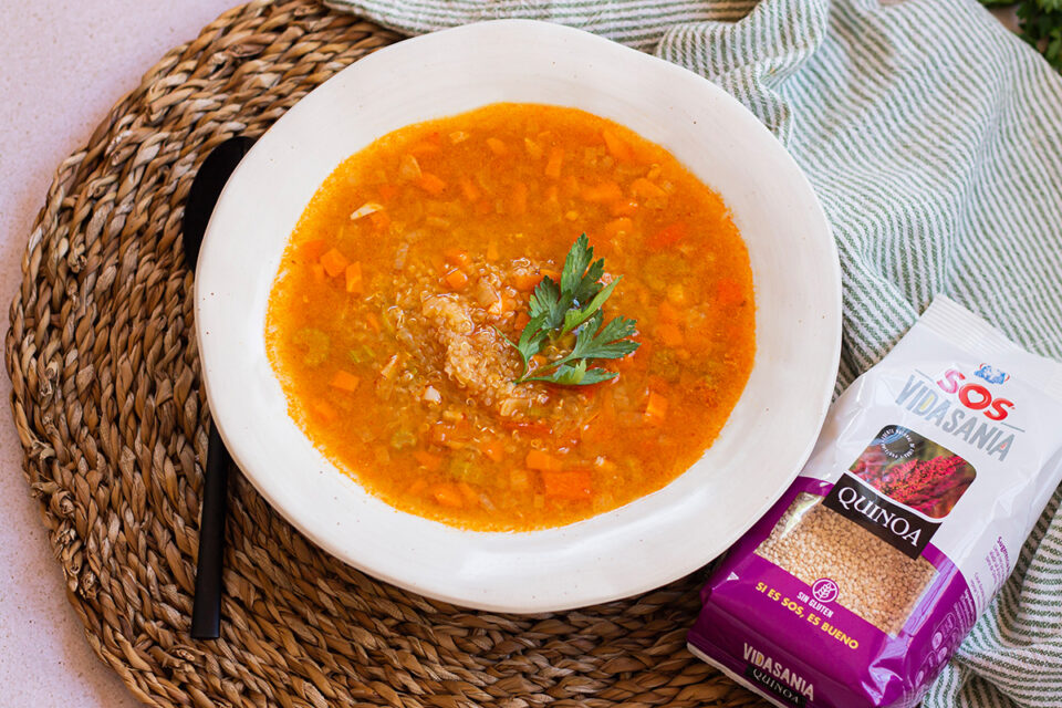 Sopa de quinoa reconfortante y saludable