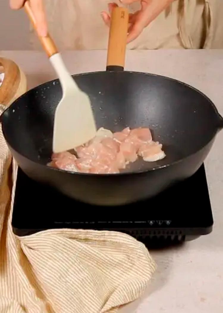 Dorar pollo para arroz chaufa