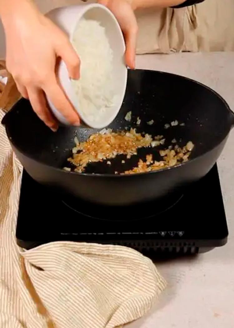 Pocha cebolla para arroz chaufa