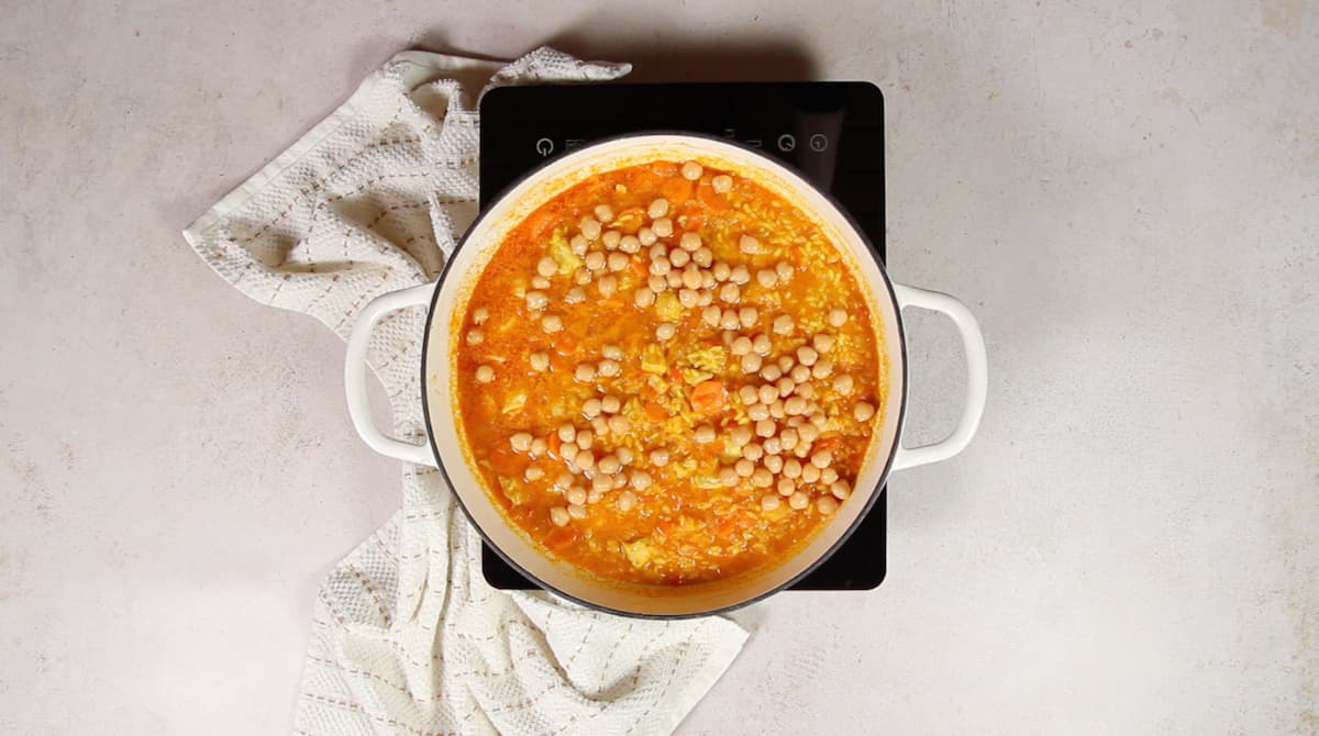 Receta de pollo con garbanzos y arroz: Fácil y sabroso