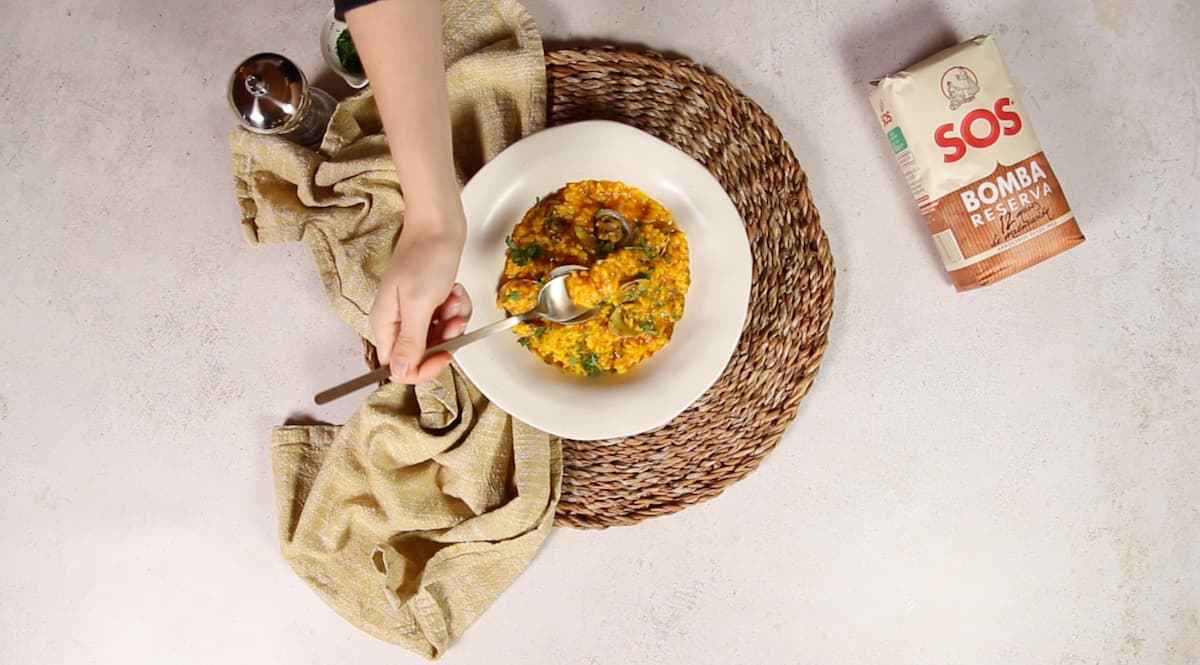 Arroz con almejas: Delicioso plato de mariscos