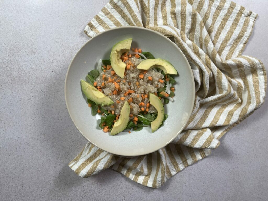 Quinoa con gambas. Emplatamos ingredientes.