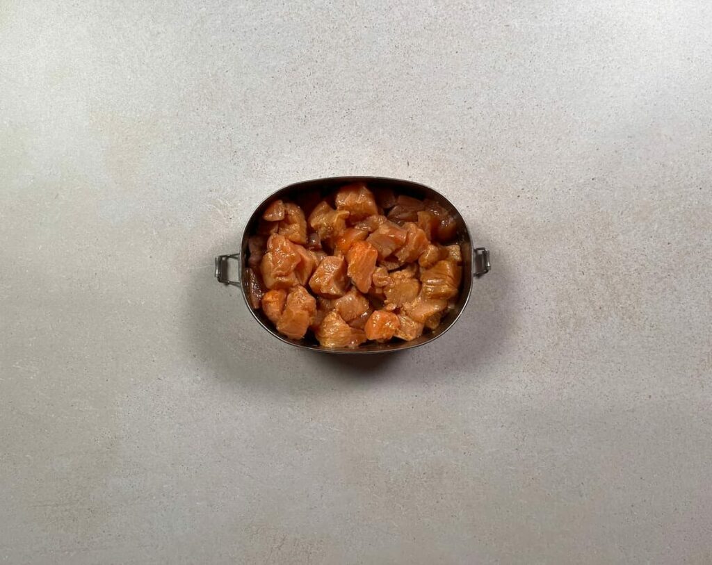 Añadir el salmón a un bol