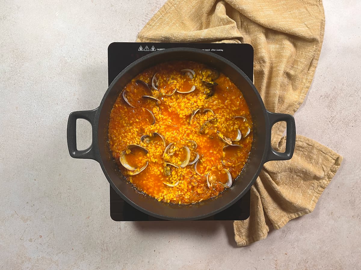 Arroz con almejas: Delicioso plato de mariscos