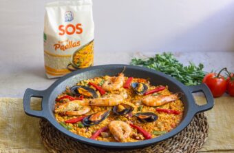 Paella de mariscos con pollo