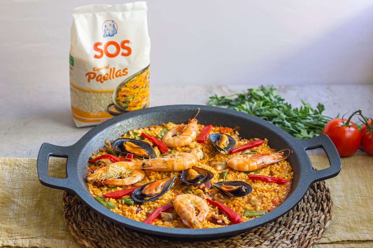 Paella de mariscos con pollo