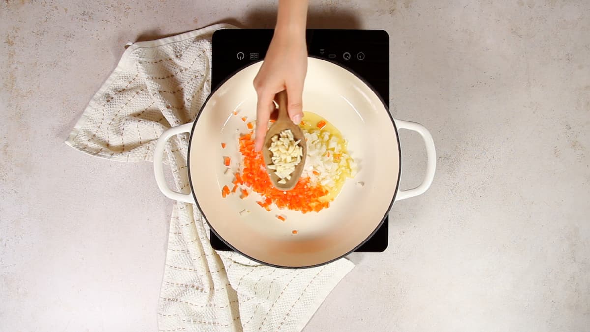 Receta de pollo con garbanzos y arroz: Fácil y sabroso