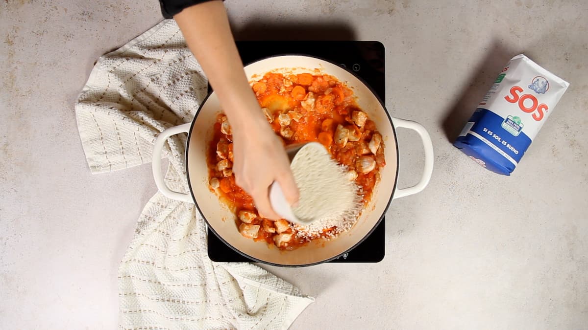 Receta de pollo con garbanzos y arroz: Fácil y sabroso