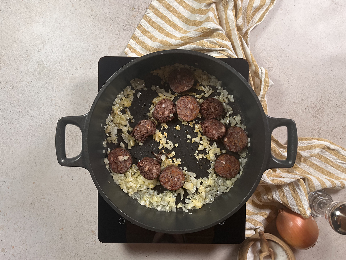 Arroz cremoso con morcilla de arroz: receta única