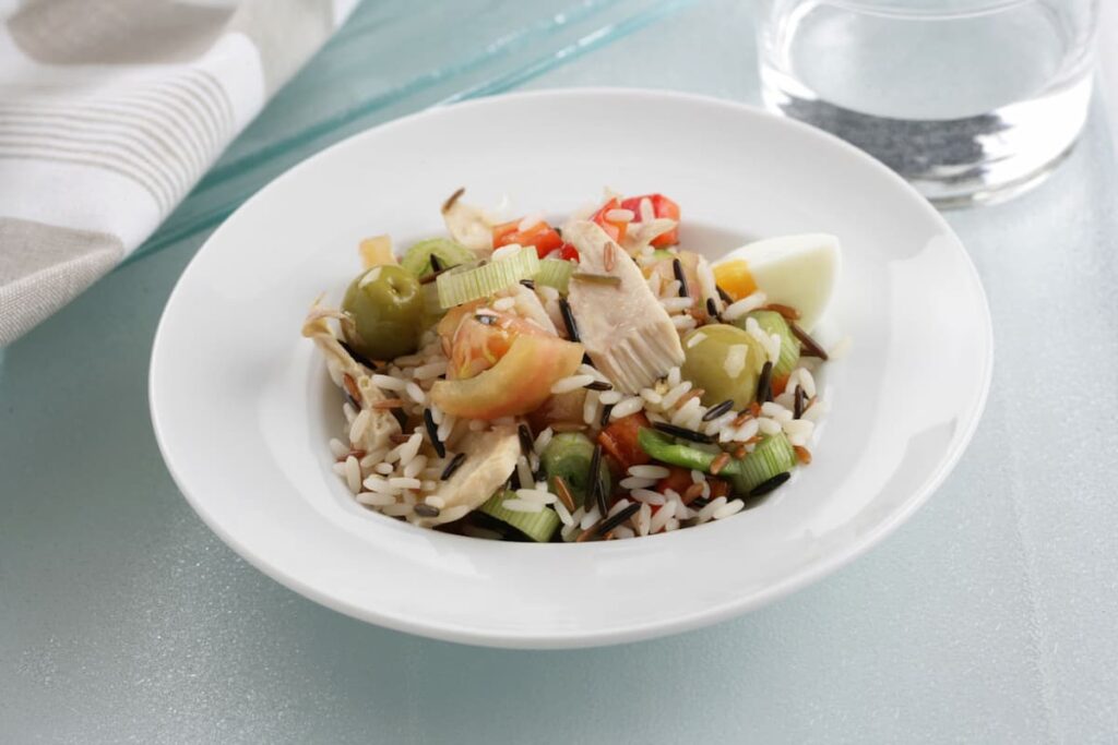 Cómo cocinar el arroz salvaje para hacer una ensalada