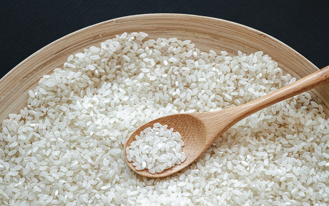 ¿Cuánto tiempo se deja reposar el arroz para obtener los mejores resultados?