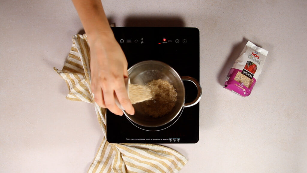 Quinoa con gambas. Preparamos la quinoa.