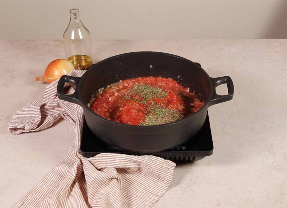 Agregar-tomate-y-especias