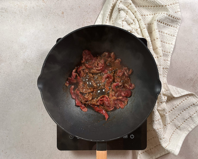 Saltear la carne en el wok