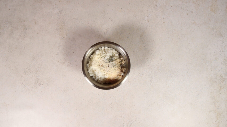 Condimentar el relleno de las bolitas