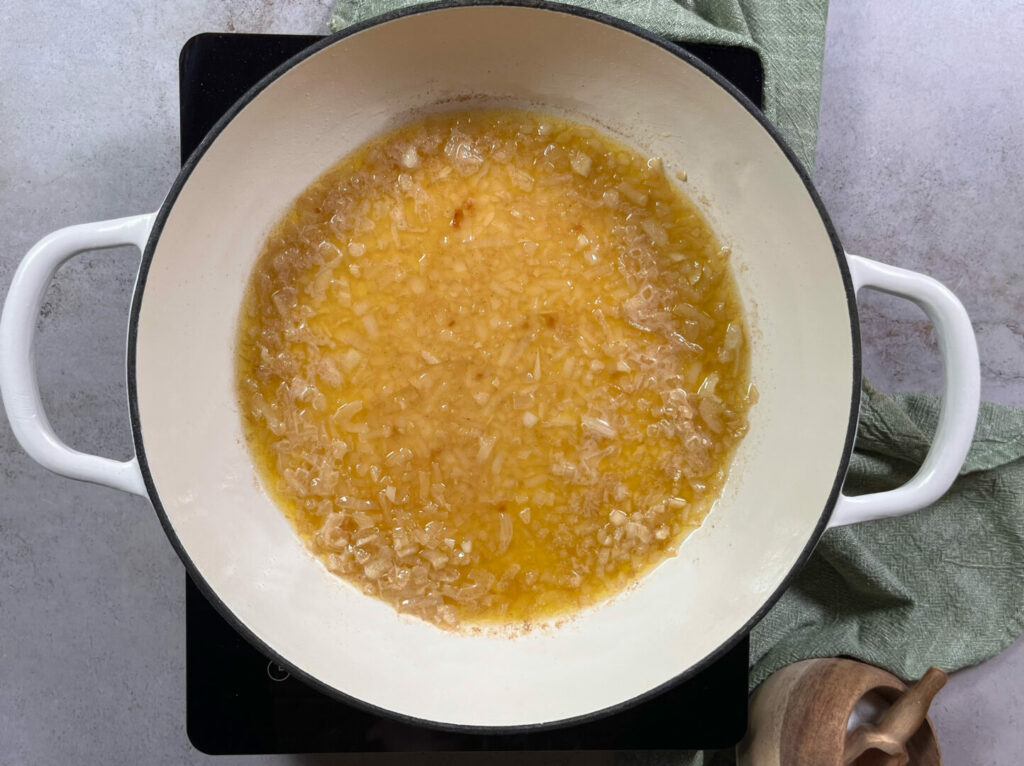 Prepara el sofrito del risotto