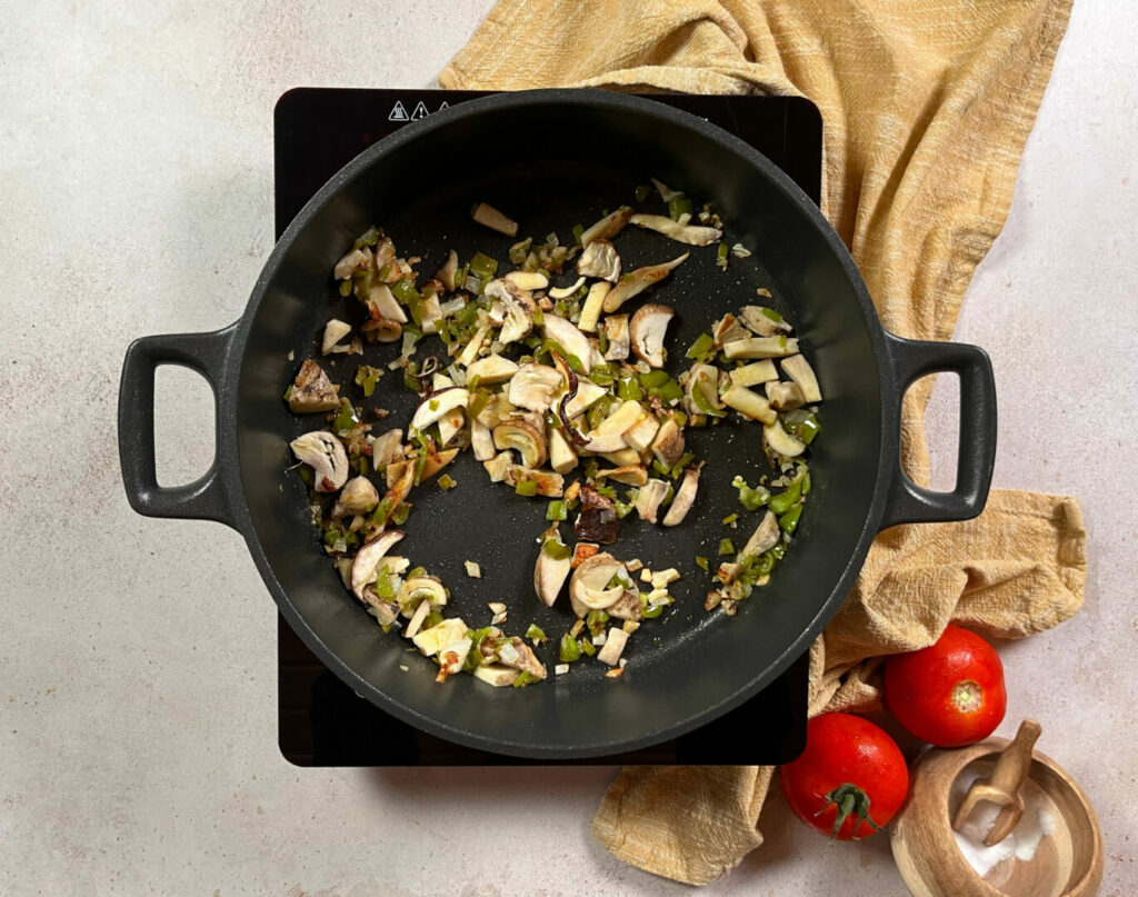 Sofreír cebolla, pimiento verde y boletus