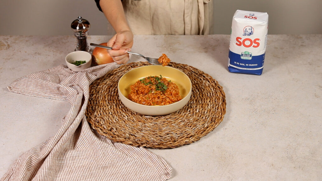 Emplatado de arroz con tomate