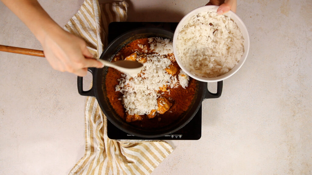 Preparar el sofrito y cocinar el pollo